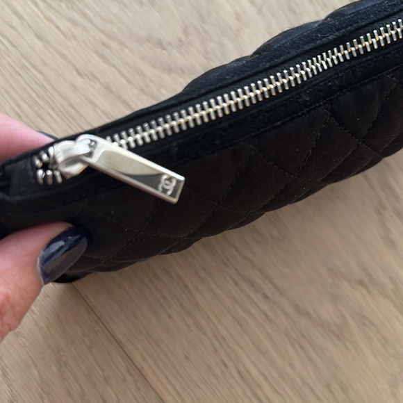 Chanel silk sleep mask & pouch - Picture 4 of 7